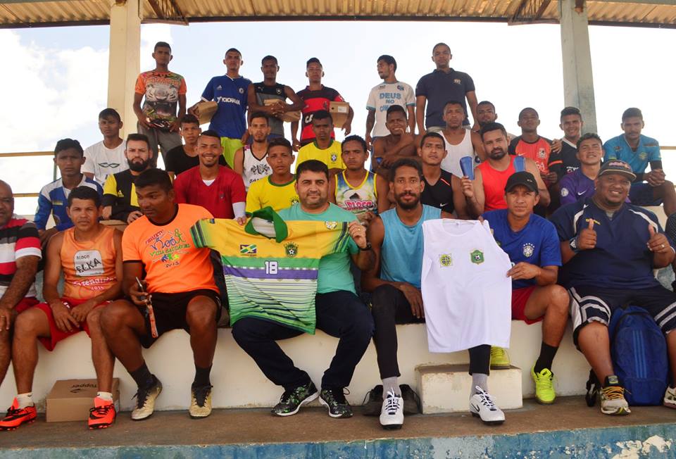 Prefeito Márcio Serrão entrega materiais esportivos para a seleção Laranjalense de futebol.